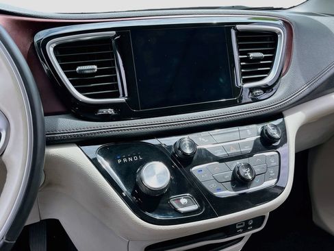 Used 2017 Chrysler Pacifica Limited FWD image 13
