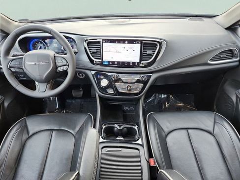 Used 2025 Chrysler Pacifica Limited image 32