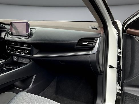 Used 2023 Nissan Rogue SV image 25