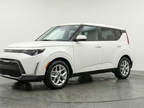 Used 2025 Kia Soul LX w/ LX Technology Package FWD image 3