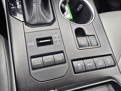 Used 2021 Toyota Highlander XLE AWD/4WD image 25