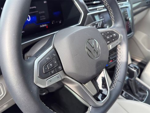 Used 2022 Volkswagen Tiguan SE w/ Panoramic Sunroof Package image 11