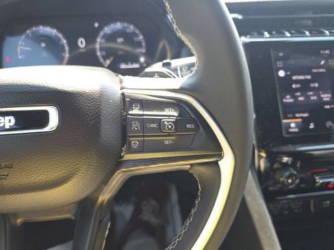 Certified 2025 Jeep Grand Cherokee Laredo X AWD/4WD image 17