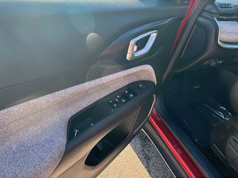 Used 2024 Jeep Compass Latitude image 15