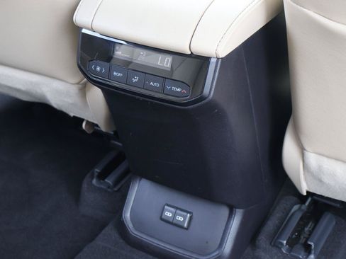 Used 2023 Toyota Highlander XLE FWD image 20