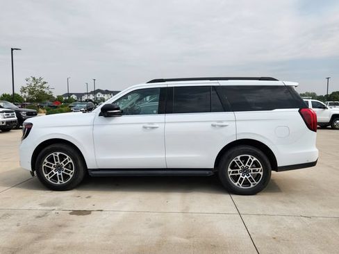 Used 2025 Ford Expedition Active AWD/4WD image 2
