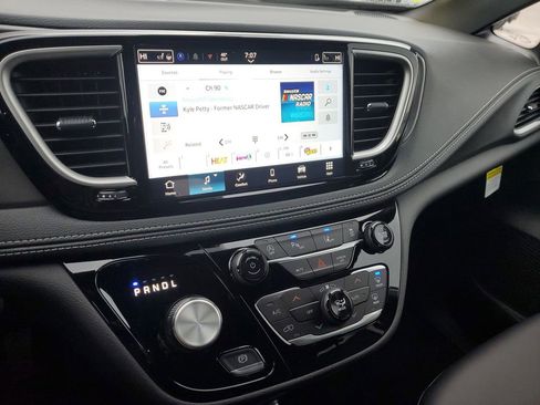 New 2026 Chrysler Pacifica Select image 25