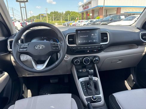 Used 2025 Hyundai Venue SEL FWD image 23