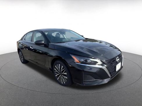 Used 2025 Nissan Altima 2.5 SV FWD image 2