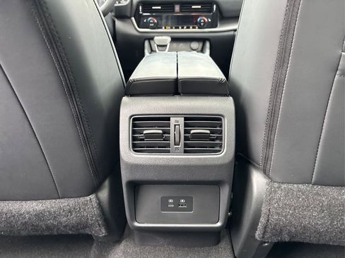 Used 2023 Nissan Rogue SV w/ SV Premium Package image 33