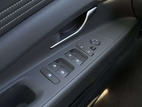 Used 2025 Hyundai Elantra SEL image 22