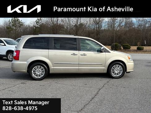 Used 2013 Chrysler Town & Country Limited w/ Luxury Group image 6
