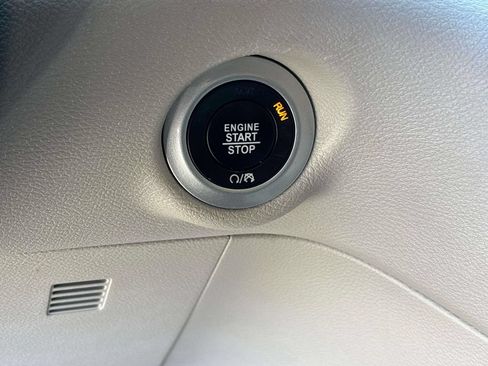 Used 2023 Chrysler Pacifica Touring-L FWD image 32
