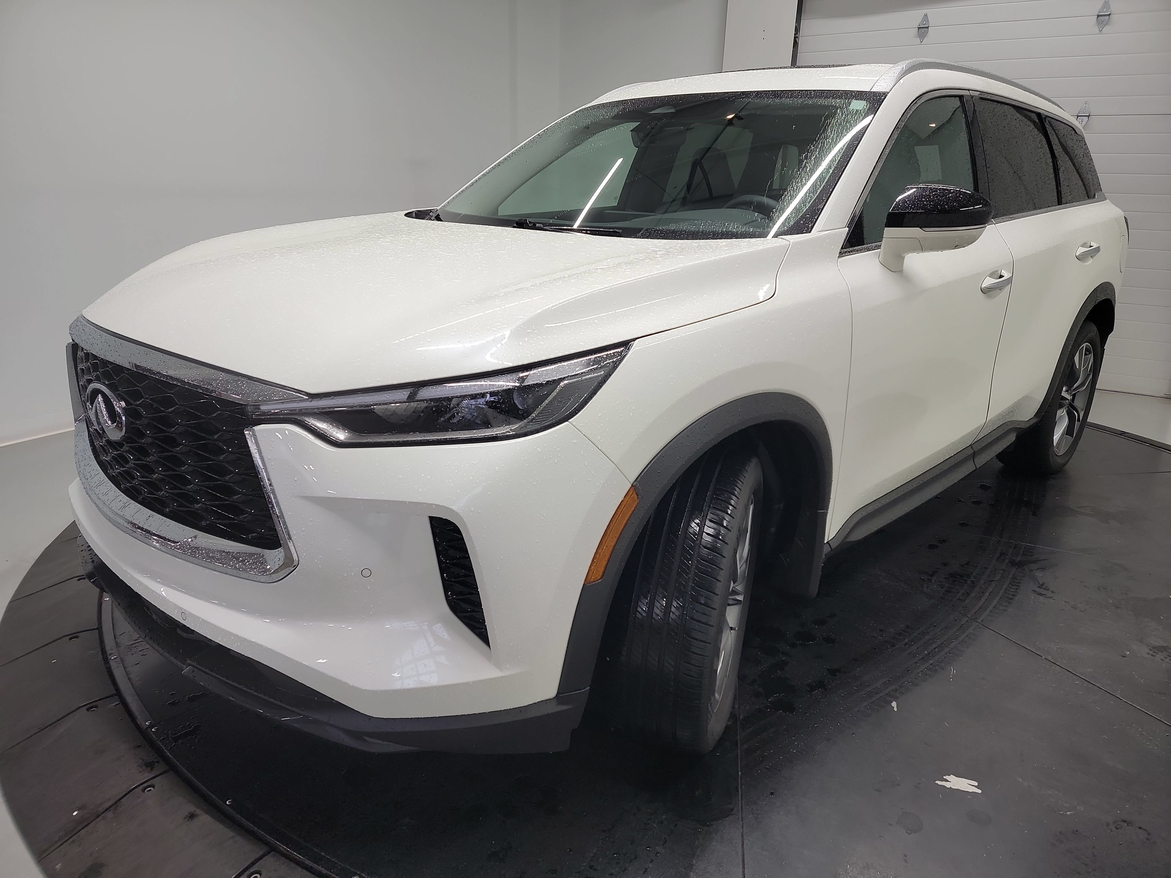 Used 2023 INFINITI QX60 Luxe w/ Cargo Package AWD/4WD image 3