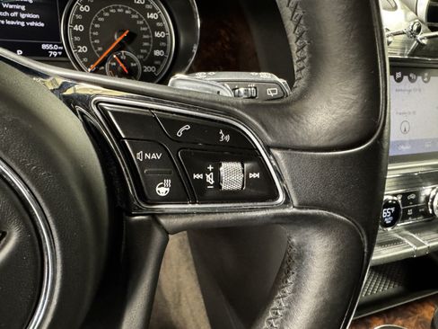 Used 2018 Bentley Bentayga AWD/4WD image 20
