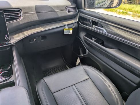 Used 2024 Jeep Wagoneer Series III w/ Premium Group I AWD/4WD image 18
