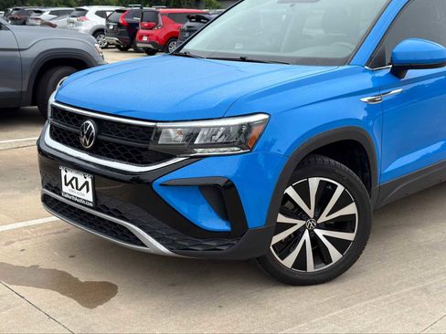 Used 2022 Volkswagen Taos SE w/ Panoramic Sunroof Package FWD image 2