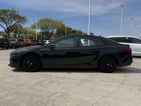 Used 2025 Toyota Camry SE image 9