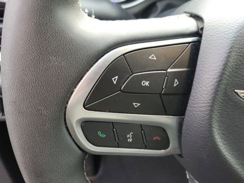 Certified 2025 Chrysler Pacifica Select image 10