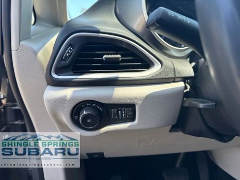 Used 2023 Chrysler Pacifica Touring-L FWD image 33