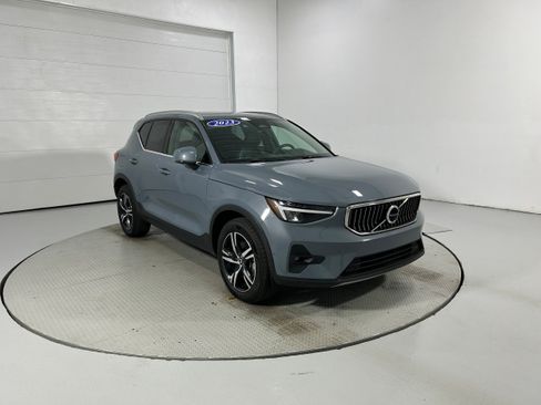 Used 2023 Volvo XC40 B5 Plus AWD/4WD image 3