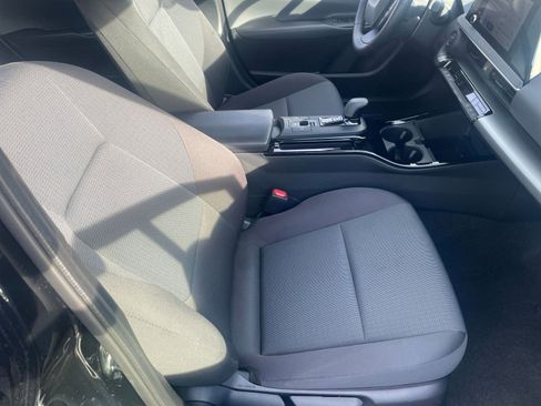 Used 2025 Toyota Prius LE image 35