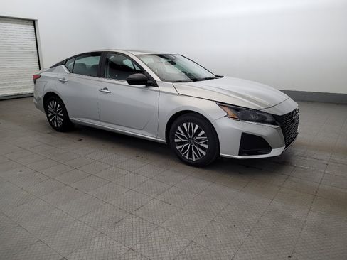 Used 2025 Nissan Altima 2.5 SV FWD image 11