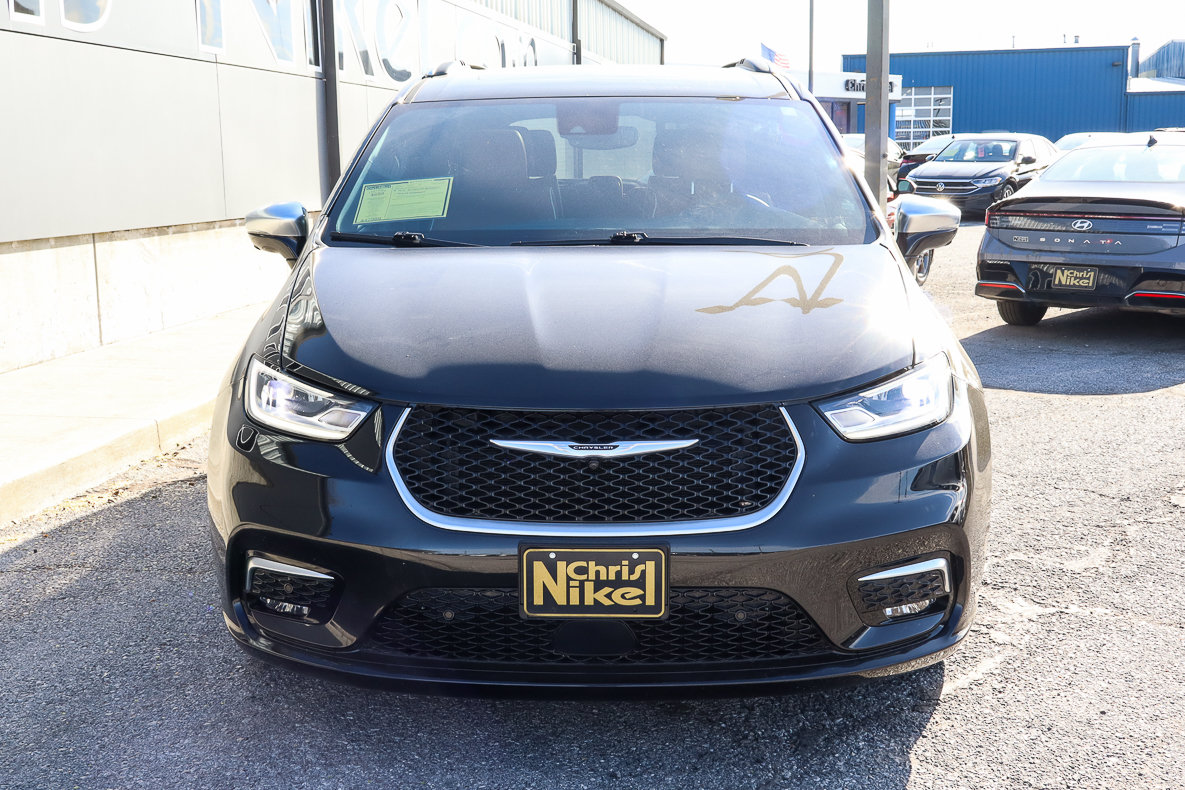 Used 2024 Chrysler Pacifica Pinnacle FWD image 2