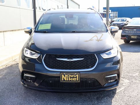 Used 2024 Chrysler Pacifica Pinnacle image 2