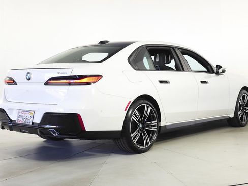 Used 2023 BMW 740i w/ Parking Assistance Package image 7