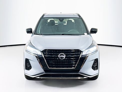 Used 2023 Nissan Kicks SR image 2