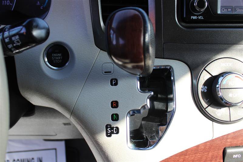 Used 2013 Toyota Sienna XLE w/ Entertainment Pkg FWD image 21