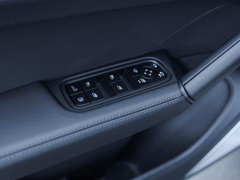 New 2025 Porsche Cayenne Turbo image 30