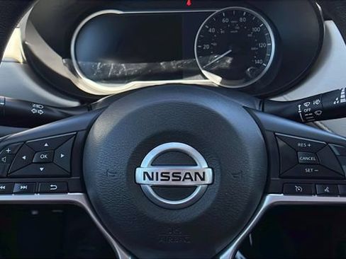 Used 2022 Nissan Versa SV FWD image 31