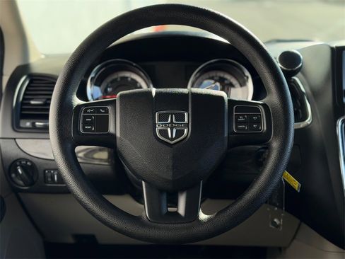 Used 2018 Dodge Grand Caravan SE w/ UConnect Hands-Free Group image 14