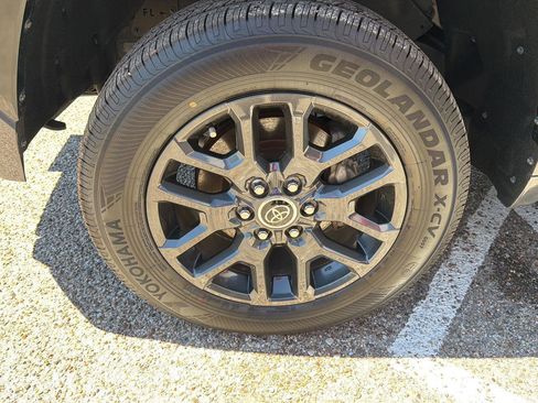 Used 2022 Toyota Tundra Platinum w/ Advanced Package AWD/4WD image 11