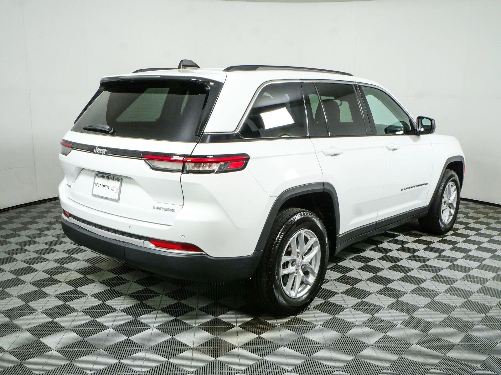 Used 2023 Jeep Grand Cherokee Laredo X AWD/4WD image 3