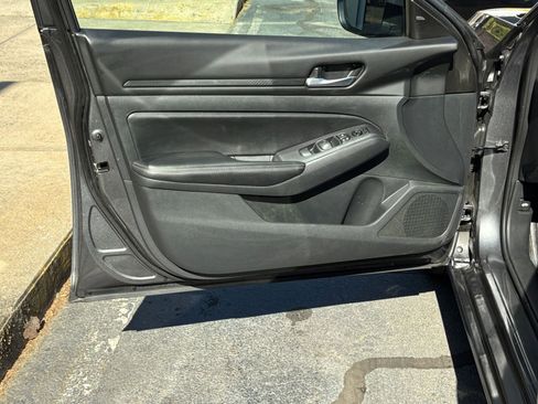 Used 2025 Nissan Altima 2.5 SV image 25