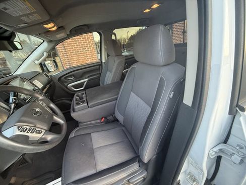 Used 2022 Nissan Titan SV image 17