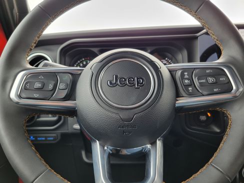 Used 2024 Jeep Wrangler Unlimited Sahara w/ Technology Group AWD/4WD image 8