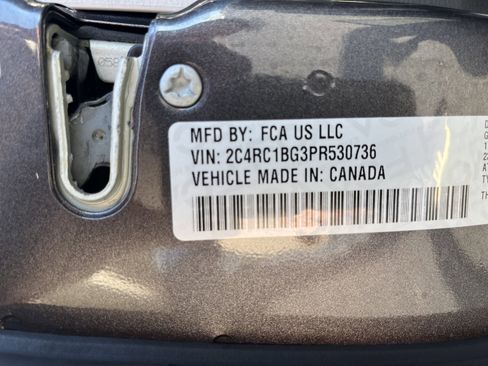 Used 2023 Chrysler Pacifica Touring-L FWD image 23