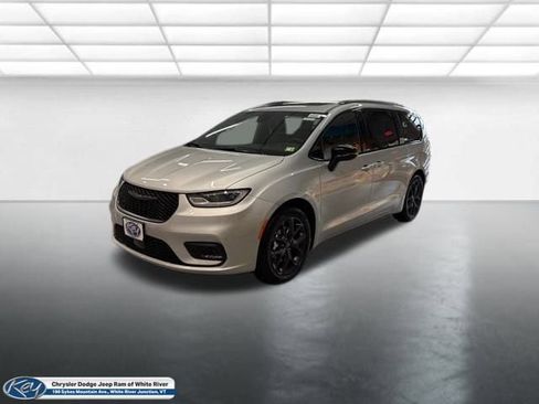 New 2026 Chrysler Pacifica Select w/ S Appearance Package image 1