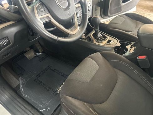 Used 2017 Jeep Cherokee Latitude FWD image 9