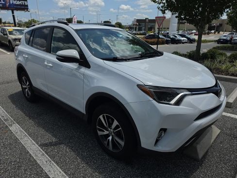 Used 2017 Toyota RAV4 XLE FWD image 1
