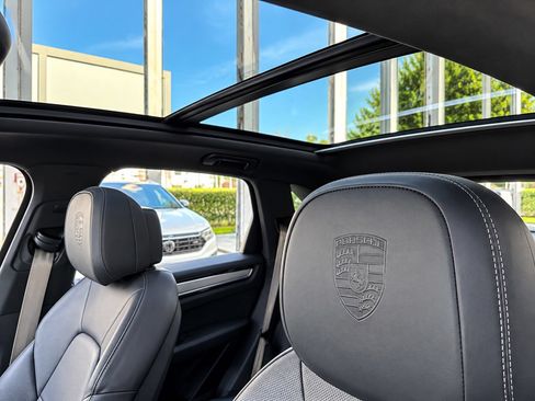 Used 2023 Porsche Cayenne AWD/4WD image 11
