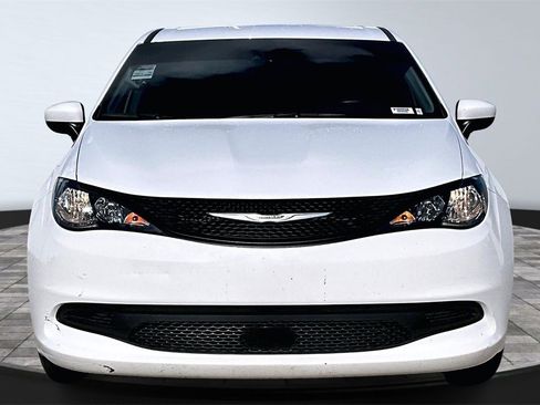 Certified 2023 Chrysler Voyager LX image 4