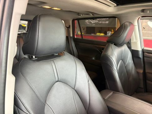 Used 2024 Toyota Highlander Limited AWD/4WD image 22