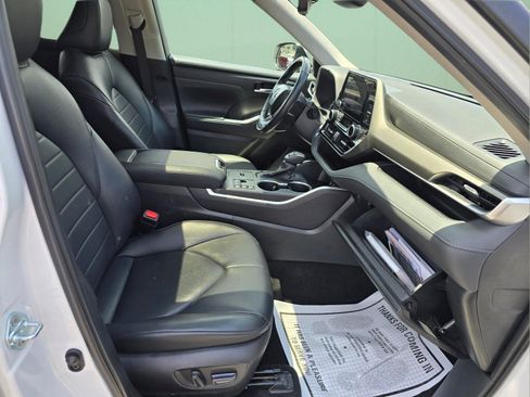 Used 2024 Toyota Highlander XLE FWD image 13