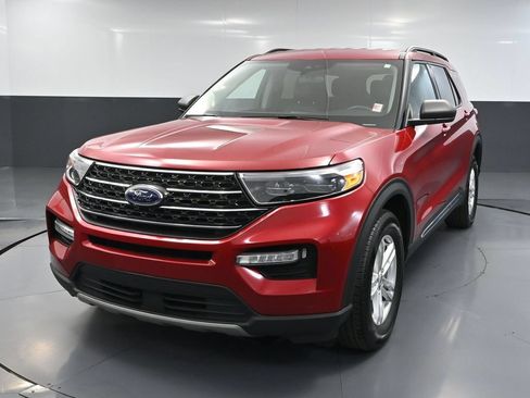 Used 2023 Ford Explorer XLT w/ Equipment Group 202A AWD/4WD image 12