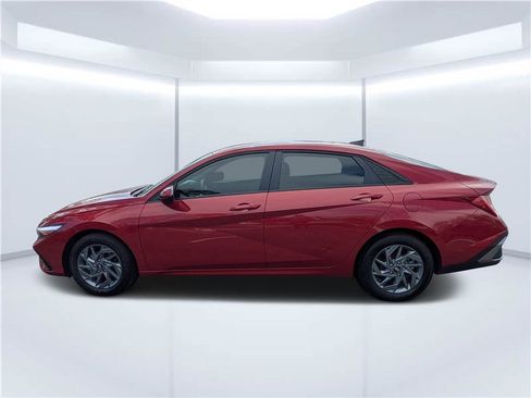 Used 2025 Hyundai Elantra Blue image 6